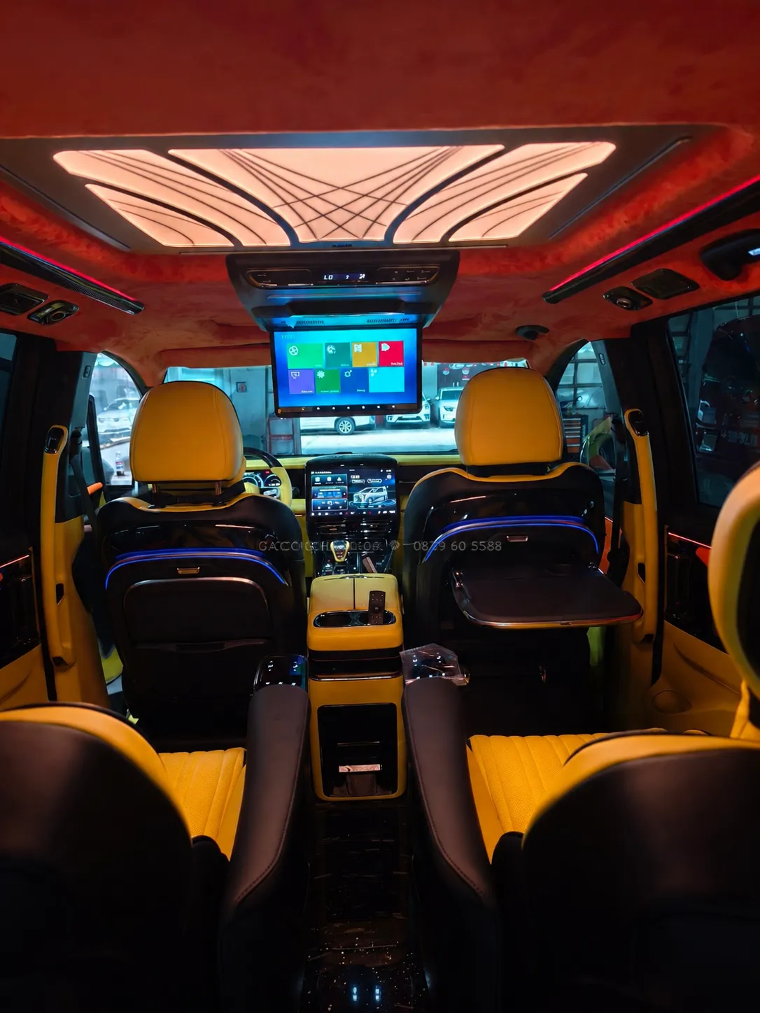 Trần LED tạo hình, đèn ambient và màn hình giải trí gập mở trên GAC M8 độ limousine